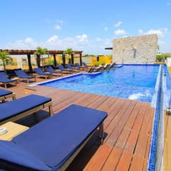 Lunada: Bright Stay with Rooftop Amenities