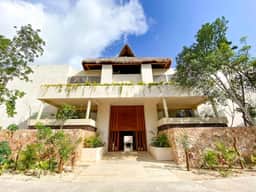 Chic Retreat with Wellness Amenities - Image 5