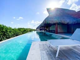 Chic Retreat with Wellness Amenities - Image 2