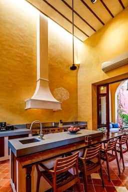 Colonial 4BR Gem Downtown +Private Pool+Garden+BBQ - Image 4