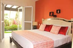 Ground floor Condo, Steps from Coco Beach & 5th Av - Image 3