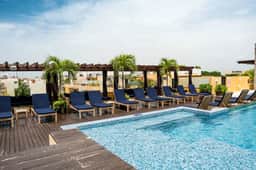 Lunada: Bright Stay with Rooftop Amenities - Image 4