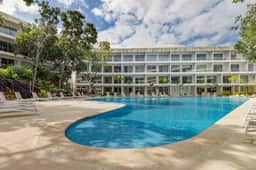 Stylish Apt with Private Balcony, Pool and Gym - Image 5