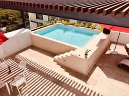 Stylish Studio with Rooftop Pool - Image 5