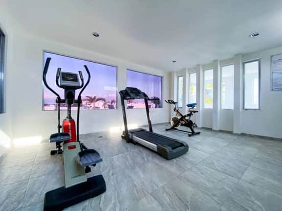 2BR >10 minWalkToBeach>Downtown>Pool>Rooftop>Pkg - Image 3