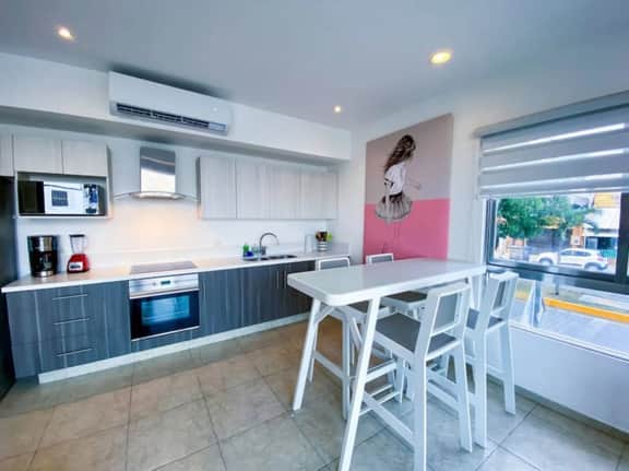 2BR >10 minWalkToBeach>Downtown>Pool>Rooftop>Pkg - Image 4