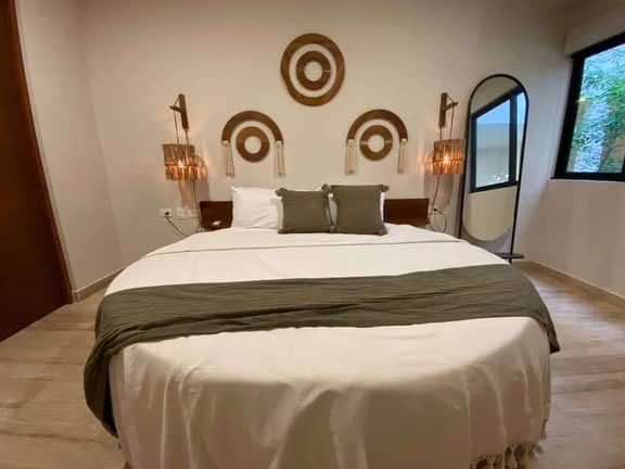 Chic Retreat with Wellness Amenities - Image 4
