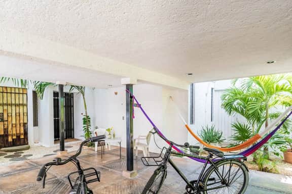Fun & relax suite beside a park, 10 min to beaches - Image 3