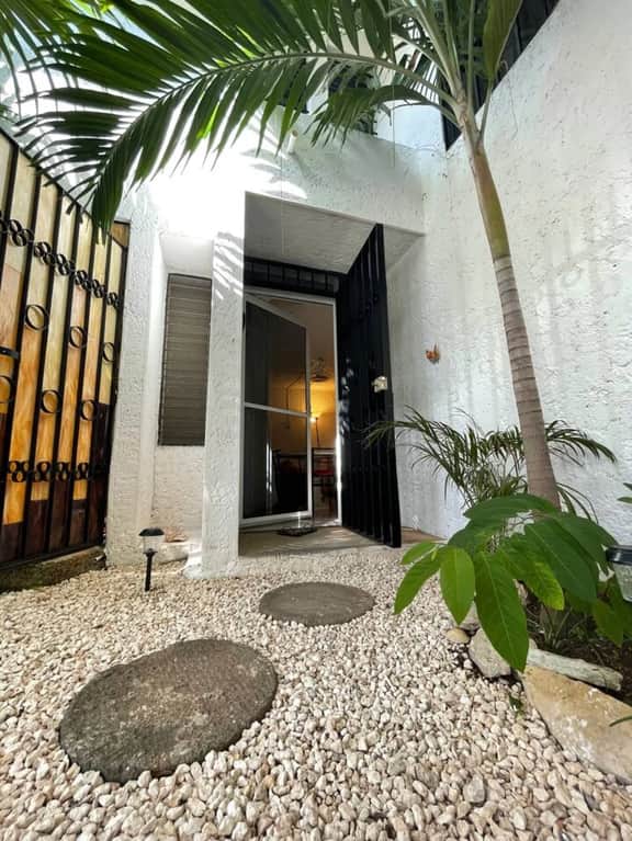 Fun & relax suite beside a park, 10 min to beaches - Image 2