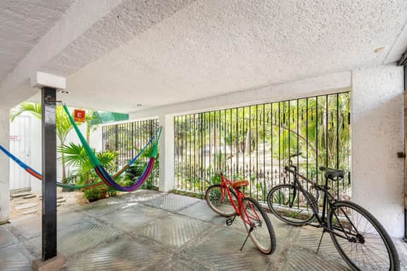 Private park-view terrace. 10 mins to the beach - Image 5