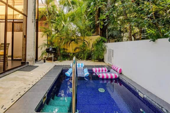 Private plunge pool, golf cart & beach club - Image 3