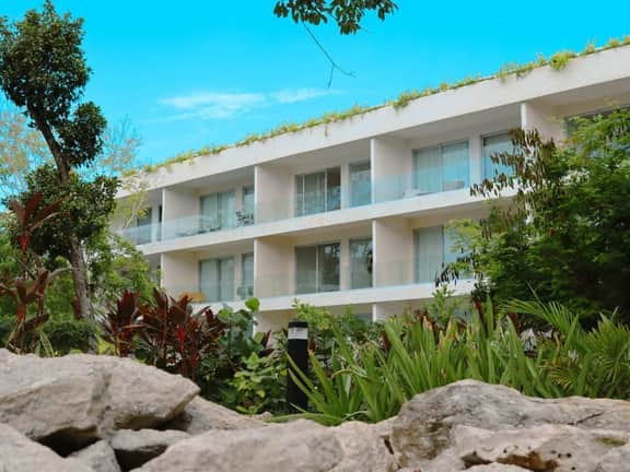 Stylish Apt with Private Balcony, Pool and Gym - Image 4