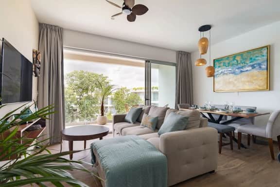Stylish Apt with Private Balcony, Pool and Gym - Image 2