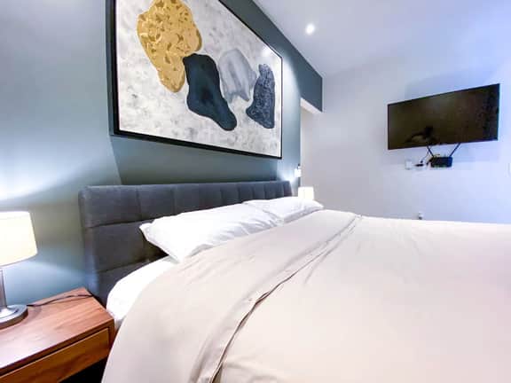 Stylish Stay+King Bed+Balcony+2 Pools+Wifi+Parking - Image 3