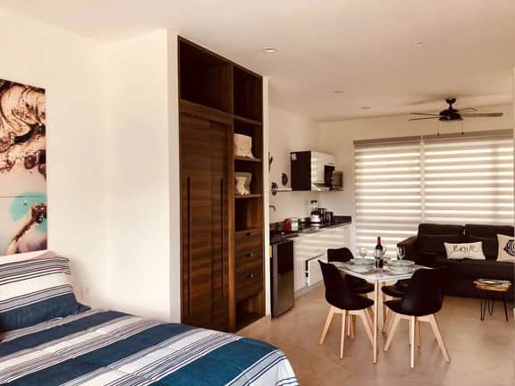 Stylish Studio with Rooftop Pool - Image 4