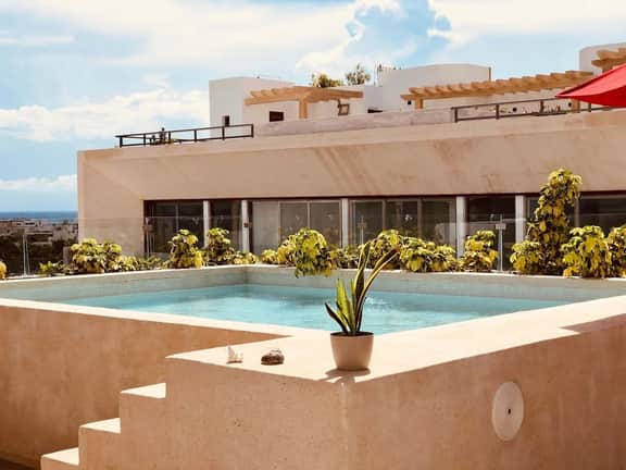 Stylish Studio with Rooftop Pool - Image 2