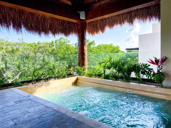 Chic Retreat with Wellness Amenities - Image 1