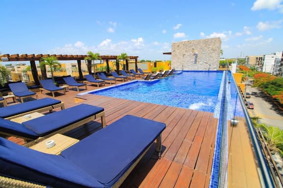 Lunada: Bright Stay with Rooftop Amenities - Image 1