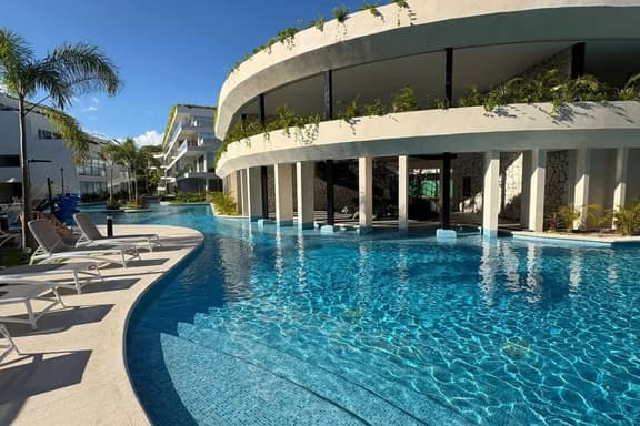 Stylish Apt with Private Balcony, Pool and Gym - Image 1